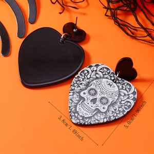 Dettaglio orecchini cuore Halloween con teschio dipinto e motivo floreale in acrilico