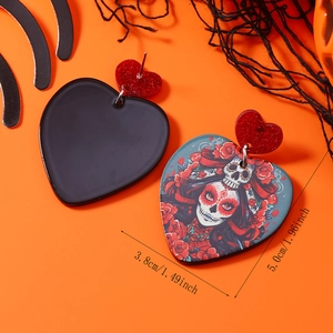 Dettaglio macro di orecchini a cuore Halloween con teschio e segno della misura 3,8cm