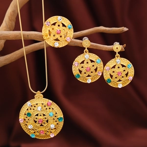 Exquisites Schmuckset aus Goldlegierung mit Schichtringen und bunten Strasssteinen