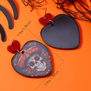 Dettaglio delle dimensioni degli orecchini a cuore con teschio in acrilico per Halloween