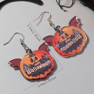 Detailansicht der Halloween Kürbis-Ohrringe mit Maßangaben und Fledermausflügeln