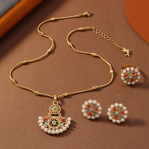 Detailansicht eines Vintage Blumen Schmucksets mit filigranem Muster und Perlen
