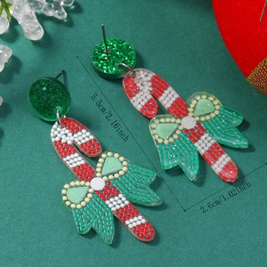 Detailansicht der 5,5cm handgemachten Zuckerstangen-Ohrringe mit grüner Schleife
