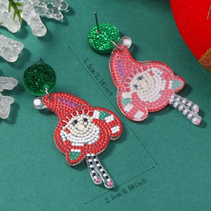 Detailansicht handgefertigter Acryl-Weihnachtsmann-Ohrringe mit grünem Glitzer und Maßen