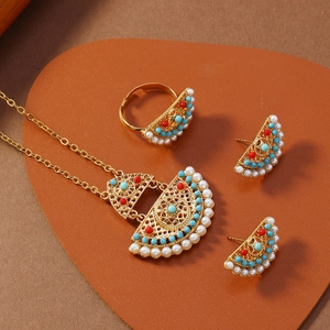 Detailansicht des böhmischen Goldschmuck-Sets mit türkisfarbenen Perlen und Korallendekor