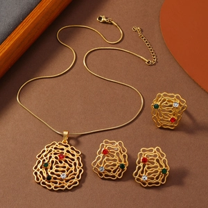 Details des goldenen Schmucksets mit Vogelnest-Design und bunten Strasssteinen