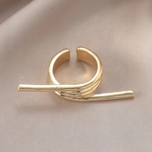 Detail eines minimalistischen goldenen Doppelstab-Wickelrings auf Champagner-Seide