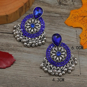 Detalle de pendientes bohemios con cuentas y medidas indicadas de 6,0 cm x 4,3 cm