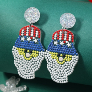Details von Weihnachtsmann-Ohrringen mit bunten Perlen auf Acryl für Weihnachten