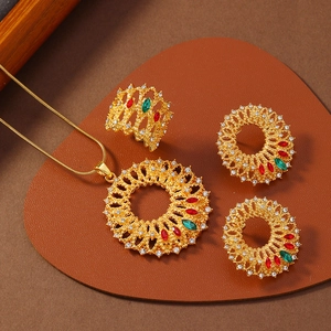 Detail von goldenem Blumenschmuck-Set mit roten und grünen Edelsteinen und Filigran