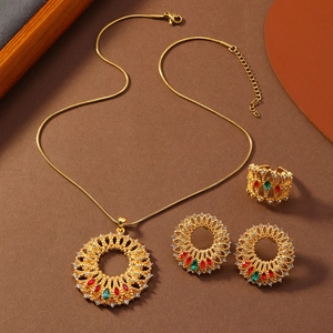 Detailansicht eines vintage Goldschmuck-Sets mit roten und grünen Edelsteinen