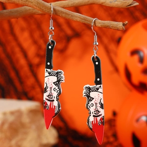 Boucles d'oreilles hachoir Halloween avec portrait effrayant et taches de sang