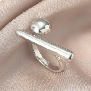 Makro-Detail des silbernen minimalistischen geometrischen Rings mit Spiegelglanz-Finish