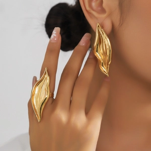 Elegantes Set aus goldfarbenen Blattohrringen und passendem Ring mit Hochglanz-Finish