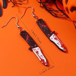 Détail des boucles d'oreilles poignard Halloween avec taches de sang et dimensions
