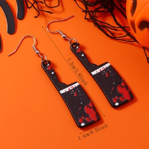 Gros plan de boucles d'oreilles hachoir d'Halloween avec éclaboussures de sang réalistes