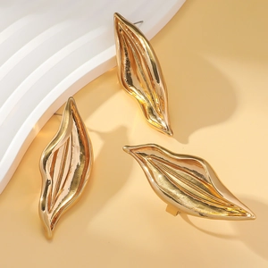 Elegantes Set aus goldfarbenen Ohrringen und Ring in Blattform mit Wellendesign