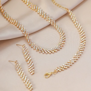 Elegantes goldenes Schmuckset mit irisierenden Strasssteinen aus Halskette und Ohrringen