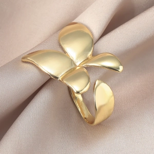 Eleganter goldener Ring in Schleifenform, verstellbar, auf luxuriösem Seidenhintergrund