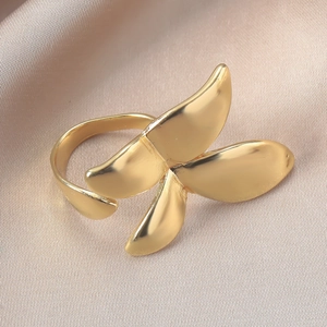 Makroansicht goldener unregelmäßiger Ring auf champagnerfarbenem Seidenhintergrund