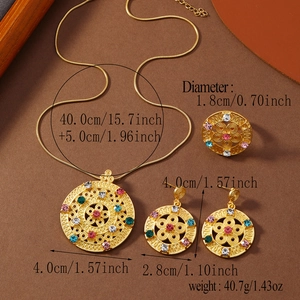 Detailansicht eines Vintage Schmucksets in Gold mit bunten Strasssteinen und Maßangaben