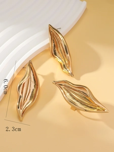 Makroansicht des goldenen Schmucksets mit Blatt-Design und Detailmaßen von 6,0 cm Länge