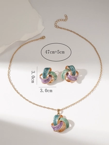 Detailansicht des Emaille-Schmucksets mit Größenangaben für Kette und Ohrringe