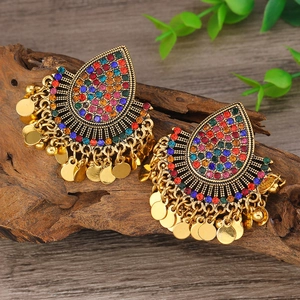 Detalle de los pendientes bohemios en forma de abanico con pedrería de colores