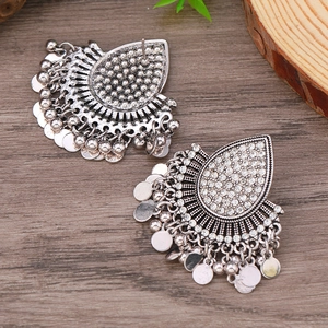 Vista detallada de pendientes boho plateados con strass y cuentas de metal colgantes