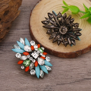Pendientes retro geométricos con cristales de colores y acabado en bronce vintage