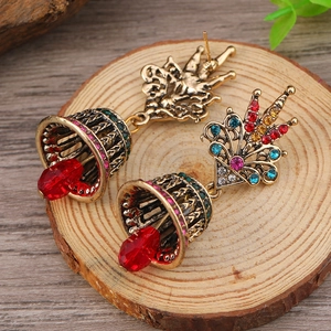 Detalle de pendientes étnicos boho con acabado en bronce antiguo y strass de colores