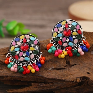 Pendientes étnicos bohemios con cristal rojo y borlas de cuentas de colores vibrantes