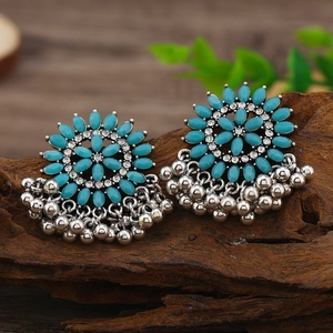 Pendientes étnicos bohemios plateados con piedras turquesas y borlas de cuentas