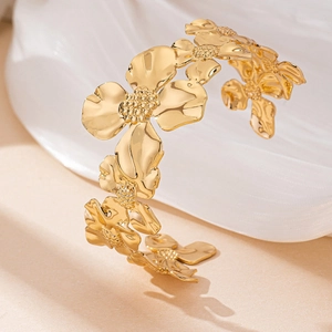 Elegante brazalete de flores doradas con pétalos pulidos para un look de vacaciones chic