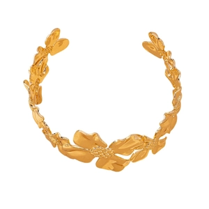 Elegante brazalete de flores doradas con diseño de hojas y acabado metálico pulido