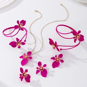 Set gioielli con fiori magenta, collana e bracciale rigido aperto con finitura oro