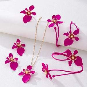 Set gioielli boho con fiori fucsia, collana, bracciali e orecchini con finitura dorata