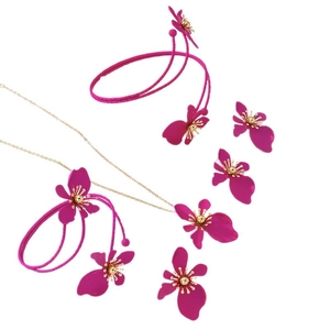 Set gioielli con fiori magenta incluse collana bracciale e orecchini stame dorato
