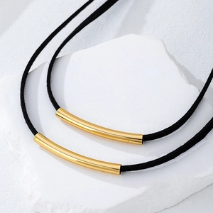 Collana minimalista in velluto nero a doppio strato con tubo curvo dorato lucido