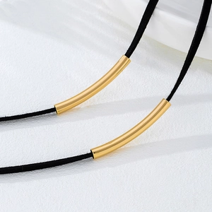 Collana girocollo a doppio strato in velluto con tubi metallici dorati lucidi