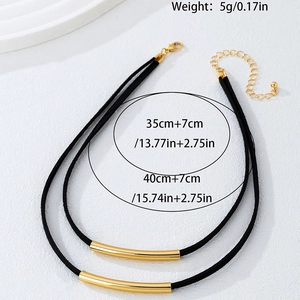 Choker doppio strato in velluto nero con pendenti a tubo dorati curvi per donna