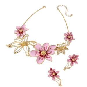 Conjunto de joyas florales con collar de flores de esmalte rosa y pendientes dorados