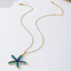Gouden zeester ketting met blauwe emaille hanger voor elegante vakantiestijl mode