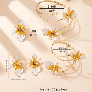 Tabella taglie dettagliata per set collana e orecchini a fiore in oro e smalto