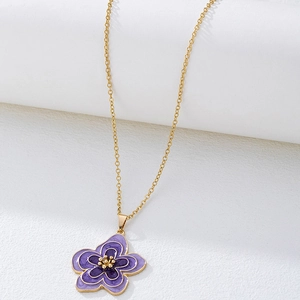 Collier en chaîne dorée avec pendentif fleur en émail violet dégradé artistique