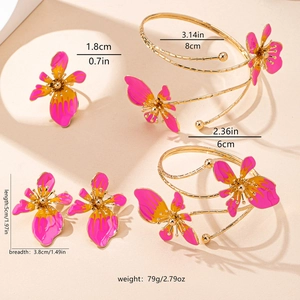 Dettaglio degli orecchini a fiore in smalto e bracciale con dimensioni del prodotto