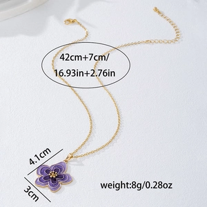 Collier avec pendentif fleur en émail violet, chaîne dorée et mesures de taille
