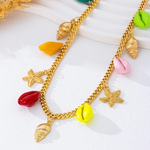 Chaîne de taille dorée avec charms coquillages et étoiles colorés pour look de plage