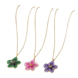 Lot de trois colliers à fleurs en émail vert rose et violet avec chaînes dorées