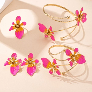 Set di gioielli floreali con orecchini in smalto rosa e arancione e bracciali aperti